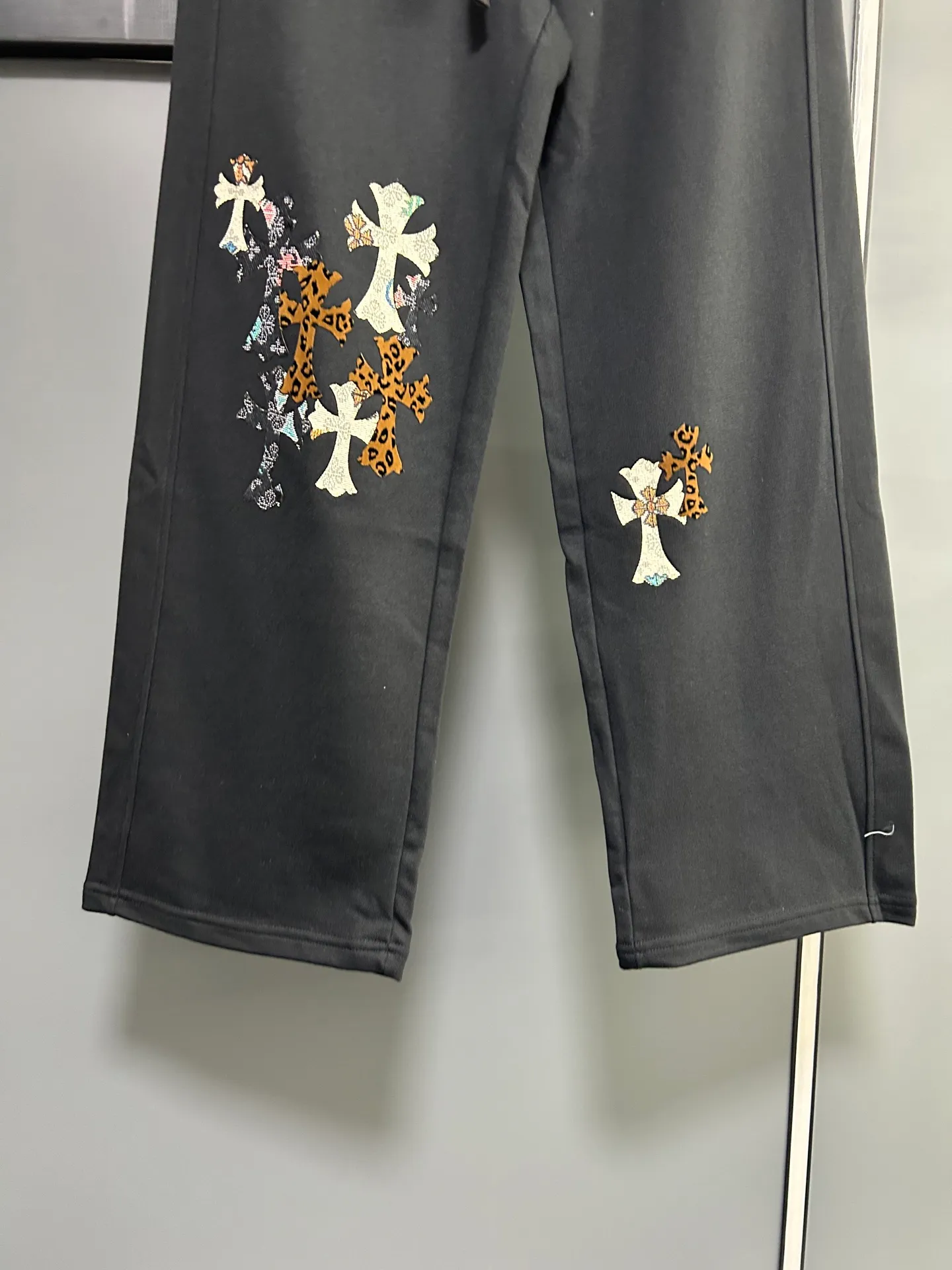 P220 Chrome Hearts 25 new colorful cross-mark loose straight trousers 2025 autumn and winter new embroidered elastic band casual trousers, customized fabrics at the counter. Made of 400g high-version terry fabric, with high breathability and comfort, impeccable details, no pilling and no deformation, brand element design concept, reflecting high quality. It feels delicate and soft! It presents casual tailoring, the same style for men and women, and the upper body shape is awesome! Size: S M L XL Color: Black
